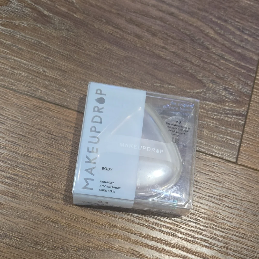 NWT MAKEUPDROP SILICONE APPLICATOR BODY.... #7891
